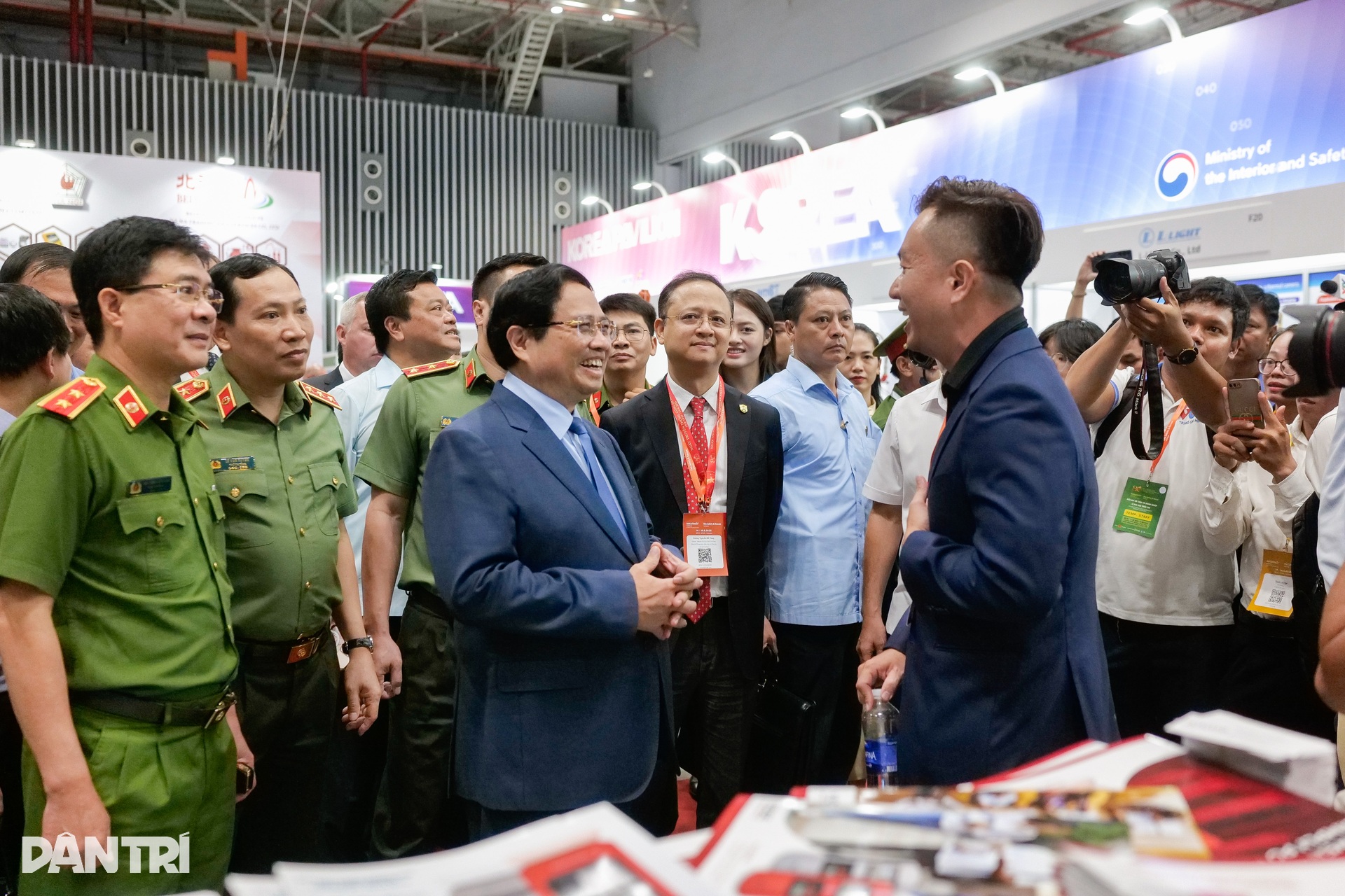 Thủ tướng tham quan triển lãm quốc tế về kỹ thuật và phương tiện PCCC, CNCH - 12 Thủ tướng tham quan triển lãm quốc tế về kỹ thuật và phương tiện PCCC, CNCH - 12