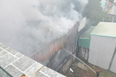 Cháy kho chứa đồ trang trí sự kiện, nhiều người hốt hoảng tháo chạy