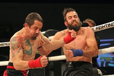 Võ sĩ hôn mê sau khi lĩnh cú đấm trúng cổ họng