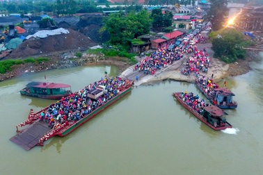 Sở GTVT Hải Dương nói gì về tình trạng hàng nghìn người chen nhau đợi phà?