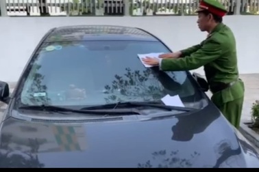 CSGT Hạ Long ghi hình, dán thông báo phạt nguội... như Tây