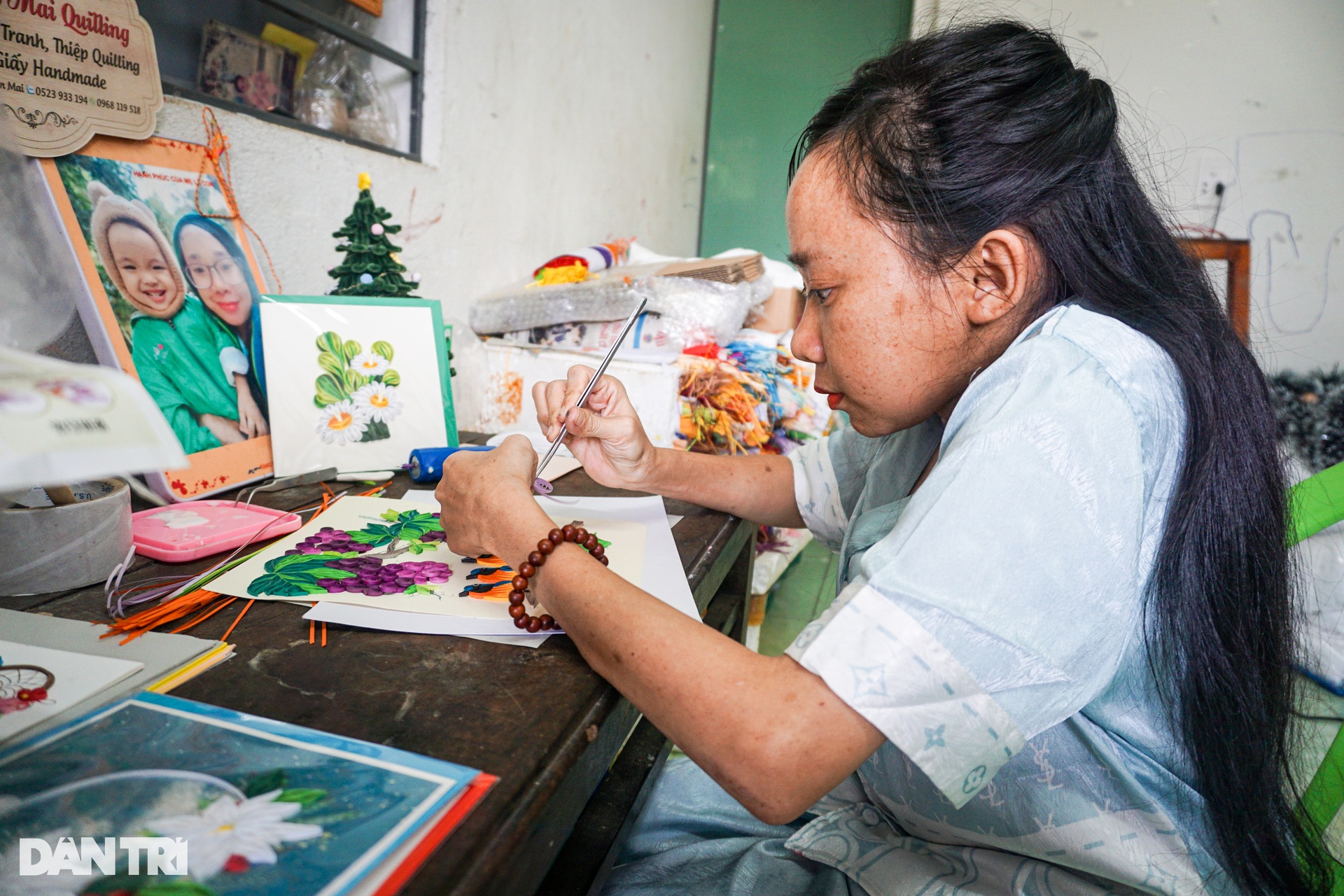 Người mẹ tí hon, lưng gù làm tranh giấy xoắn để nuôi con - 2 Người mẹ tí hon, lưng gù làm tranh giấy xoắn để nuôi con - 2