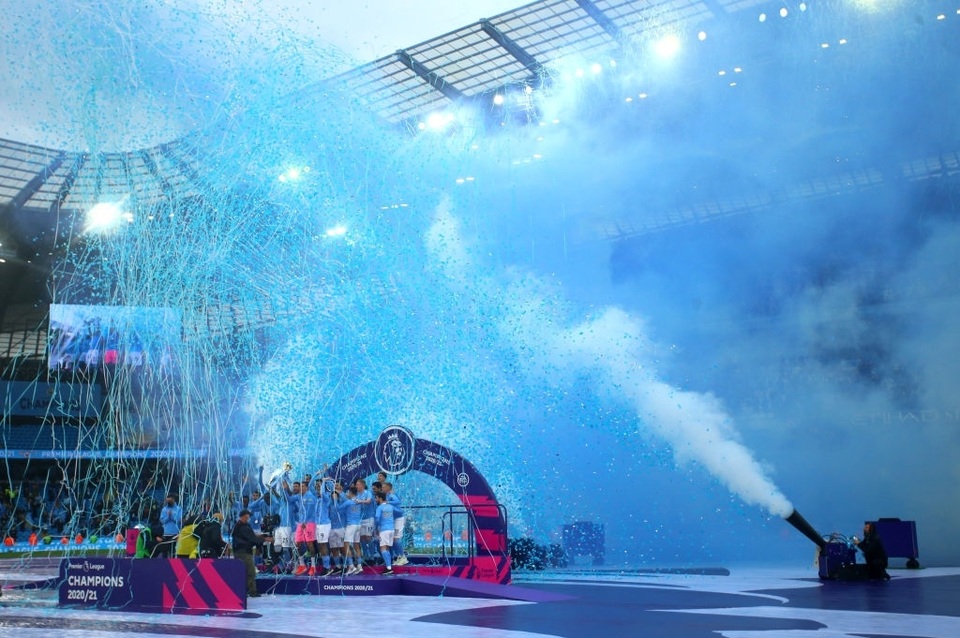 Man City nhận cúp bạc, Aguero được tặng quà đặc biệt - 5 Man City nhận cúp bạc, Aguero được tặng quà đặc biệt - 5