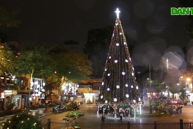 Các nhà thờ tại Hà Nội nhộn nhịp, trang hoàng chờ đón Giáng sinh 2020