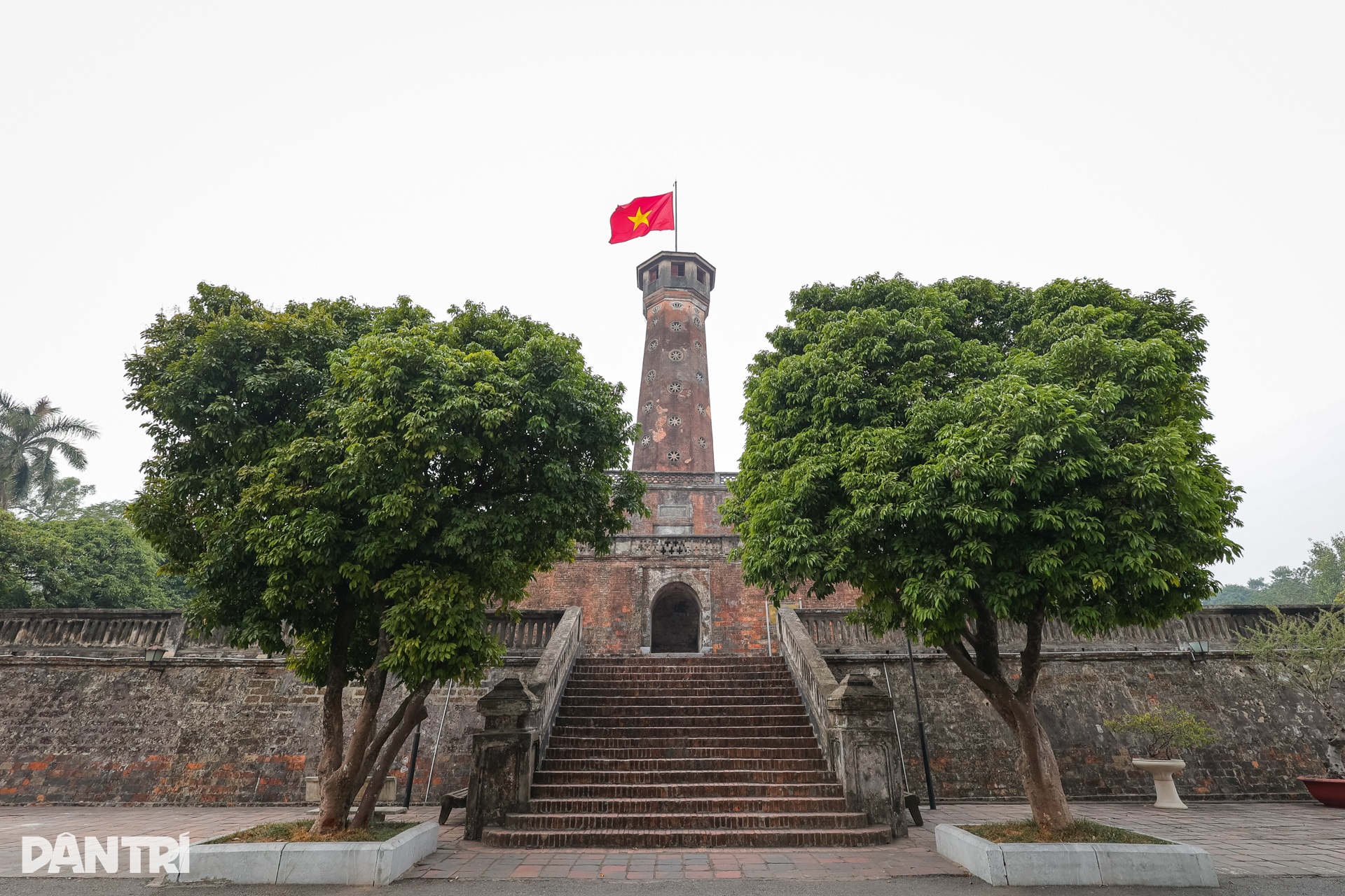 Du khách nước ngoài hủy vé máy bay, chờ ngày được tham quan Cột cờ Hà Nội - 2 Du khách nước ngoài hủy vé máy bay, chờ ngày được tham quan Cột cờ Hà Nội - 2