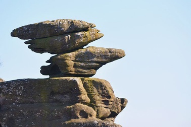 Tảng đá cân bằng tồn tại suốt 320 triệu năm bất ngờ bị nhóm du khách hủy hoại