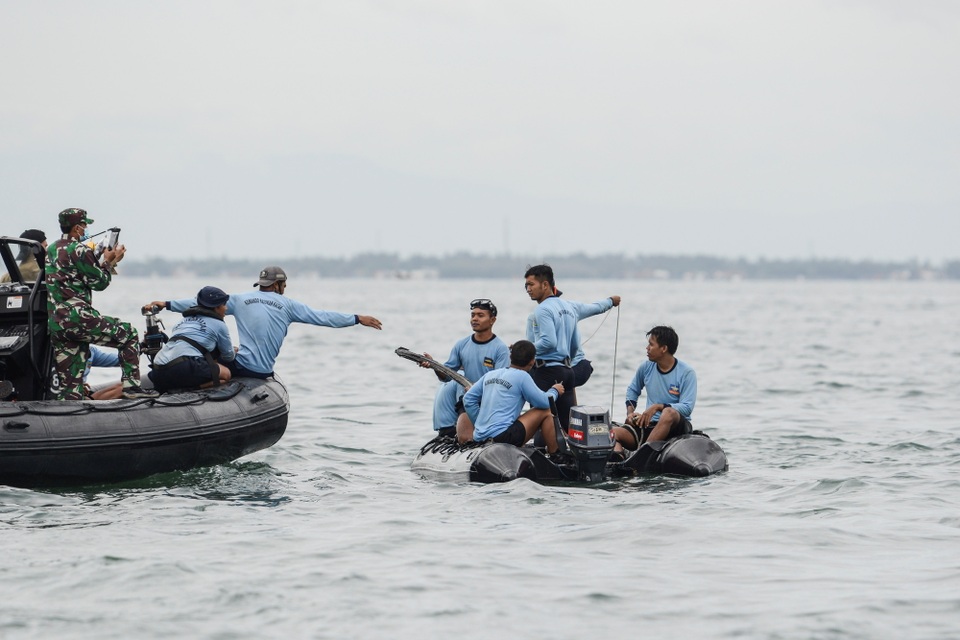 Xác định được vị trí hộp đen, Indonesia chạy đua tìm máy bay rơi - 1 Xác định được vị trí hộp đen, Indonesia chạy đua tìm máy bay rơi - 1