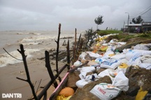 Khẩn cấp xây kè ở nơi người dân thức trắng đêm canh sóng