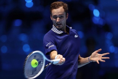 Medvedev giành vé đầu tiên vào bán kết ATP Finals 2021
