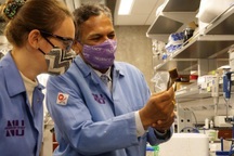 Các nhà khoa học làm sạch nước ô nhiễm bằng "con dao quân đội"