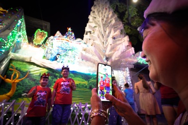 Hang đá lung linh “thắp sáng” lời nguyện cầu trong đêm Giáng sinh an lành