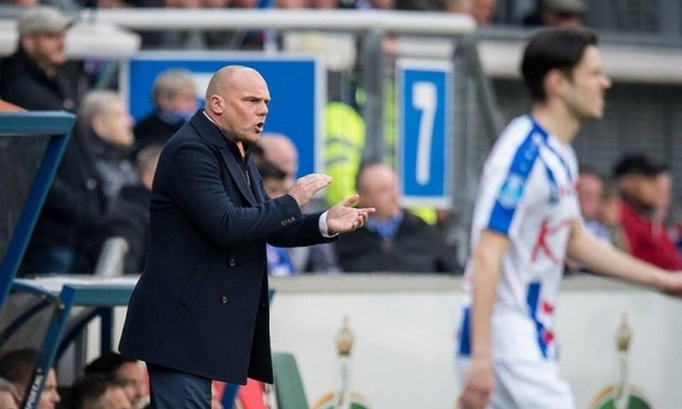 HLV Heerenveen bất ngờ nhận lỗi khi Văn Hậu ít được thi đấu - 1 HLV Heerenveen bất ngờ nhận lỗi khi Văn Hậu ít được thi đấu - 1