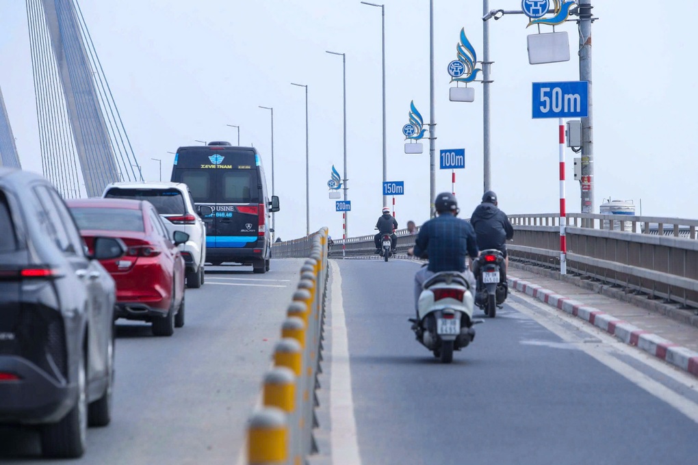Lắp đặt biển báo, vạch xác định khoảng cách xe trên cầu Nhật Tân - 1 Lắp đặt biển báo, vạch xác định khoảng cách xe trên cầu Nhật Tân - 1