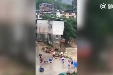 Kinh hoàng khoảnh khắc tòa nhà 3 tầng bị nước lũ cuốn trôi