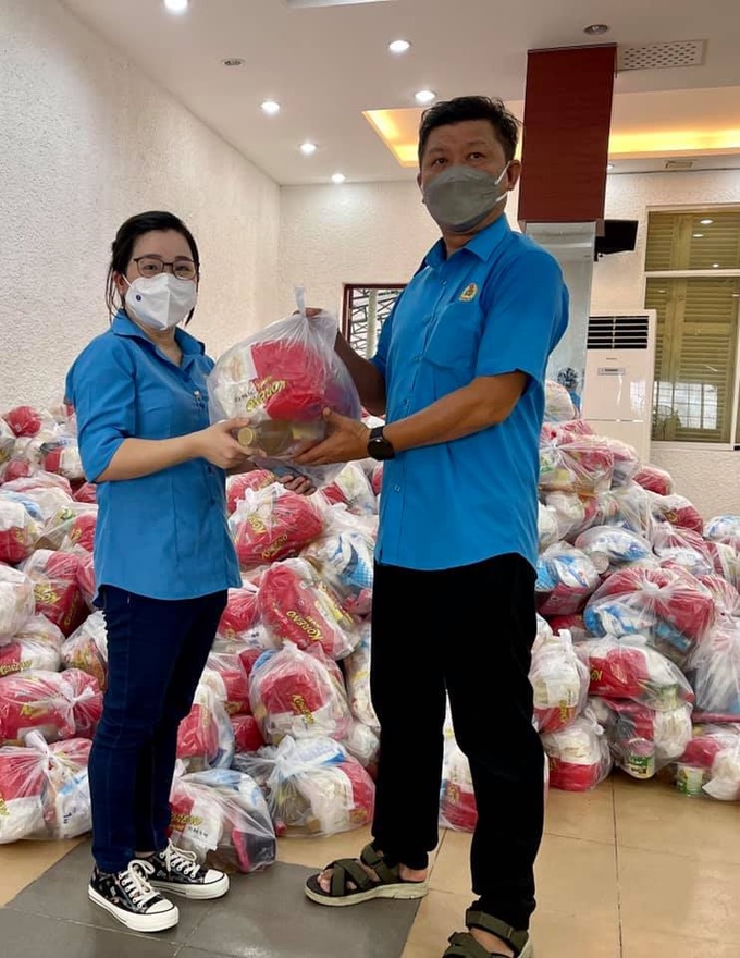 Cán bộ công đoàn trao Túi an sinh công đoàn cho đoàn viên công đoàn tại TPHCM.