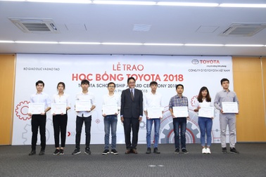 Hàng trăm sinh viên xuất sắc ngành kỹ thuật được nhận học bổng