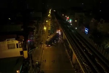 Cẩu xích chuẩn bị kéo toa tàu lên