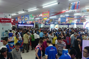 Khách hàng đội mưa chờ đón khai trương siêu thị Điện máy 