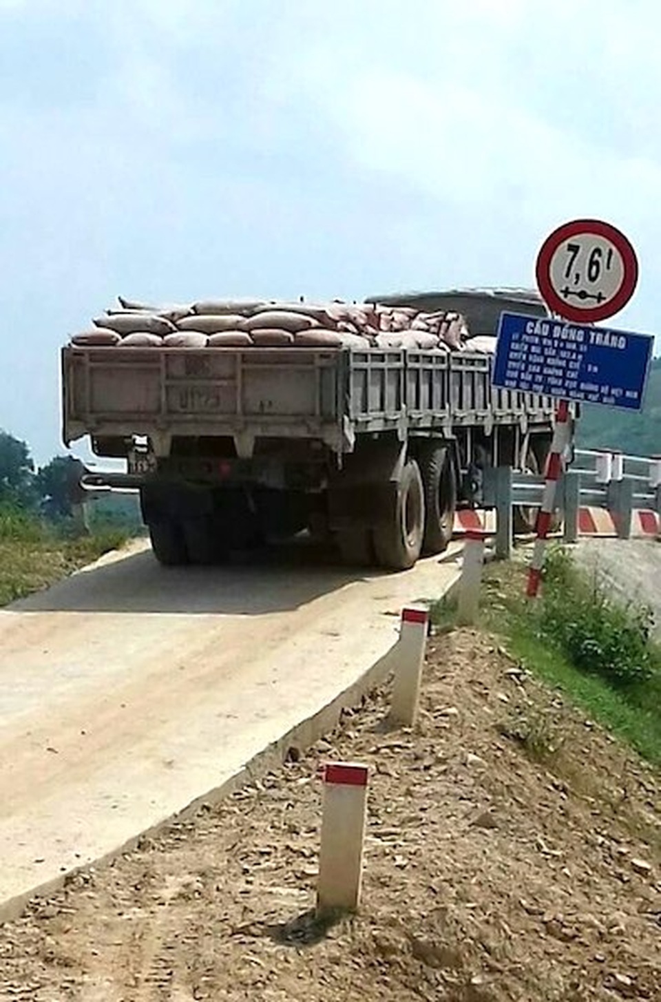 Sửa đi sửa lại cây cầu vay vốn WB vừa sử dụng đã sụt lún, nứt vỡ tại Bắc Giang - 1 Sửa đi sửa lại cây cầu vay vốn WB vừa sử dụng đã sụt lún, nứt vỡ tại Bắc Giang - 1