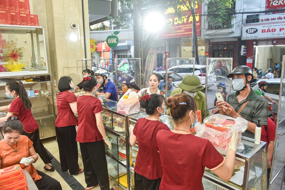 Cửa hàng bán bánh trung thu dựng vách ngăn phòng dịch Covid-19 - 2 Cửa hàng bán bánh trung thu dựng vách ngăn phòng dịch Covid-19 - 2