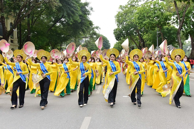 Tôn vinh tà áo dài truyền thống trong &quot;Hương sắc Tràng An&quot; - Ảnh 3.