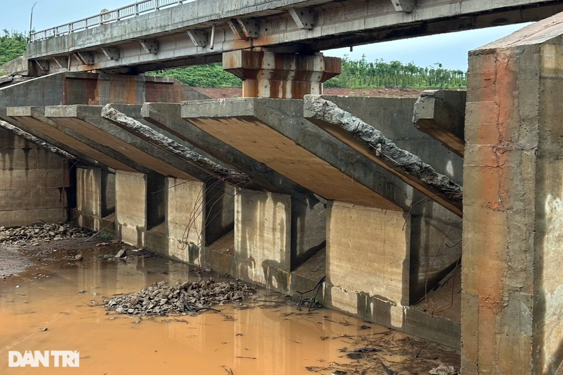 Hồ thủy lợi sạt trượt nghiêm trọng suốt một năm chưa được khắc phục - 4 Hồ thủy lợi sạt trượt nghiêm trọng suốt một năm chưa được khắc phục - 4