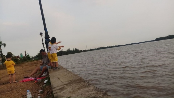 Ông ngoại dẫn 3 cháu trai đi thả diều bên sông, dân tình bức xúc khi thấy thái độ của ông - Ảnh 3. Ông ngoại dẫn 3 cháu trai đi thả diều bên sông, dân tình bức xúc khi thấy thái độ của ông - Ảnh 3.