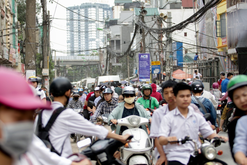 Hà Nội: Hãi hùng cảnh cạm bẫy giăng khắp nơi trên con đường đang mở rộng - 5 Hà Nội: Hãi hùng cảnh cạm bẫy giăng khắp nơi trên con đường đang mở rộng - 5