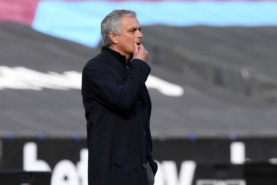 Chiếc ghế huấn luyện viên của Mourinho lung lay dữ dội - 1 Chiếc ghế huấn luyện viên của Mourinho lung lay dữ dội - 1