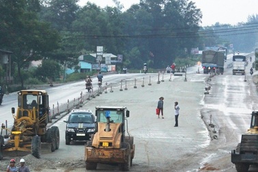 Nữ sinh bị xe lu cán chết thảm