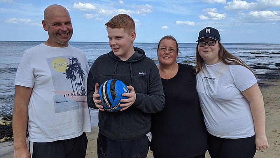 Khán giả chỉ trích người chồng liên tục phục vụ đồ ăn cho vợ nặng... 190 kg - 4