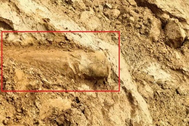 Bờ sông Ngàn Sâu sạt lở, phát lộ quả bom nặng gần 200kg