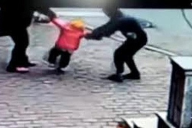 Người làm thuê bắt cóc con chủ nhà để tống tiền