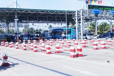 Thu phí trở lại, BOT Cai Lậy bố trí bãi riêng cho tài xế trả tiền lẻ