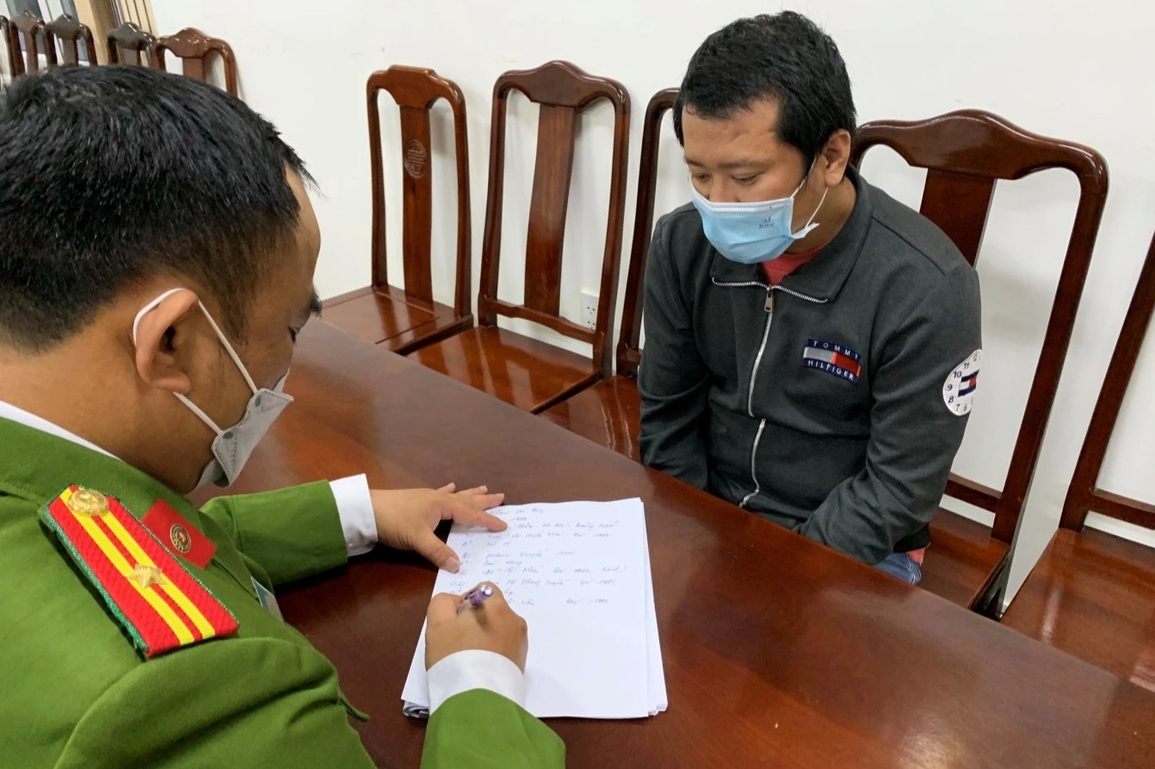 10.000 người đặt mua tài liệu, giấy tờ giả từ đường dây làm giả cực lớn - 3 10.000 người đặt mua tài liệu, giấy tờ giả từ đường dây làm giả cực lớn - 3