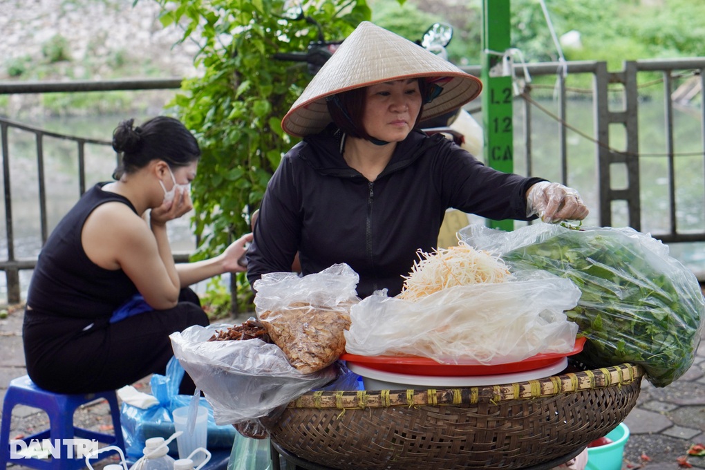 Quán nộm nồng nặc mùi sông Tô Lịch khách vẫn ngồi ăn chật kín vỉa hè - 1