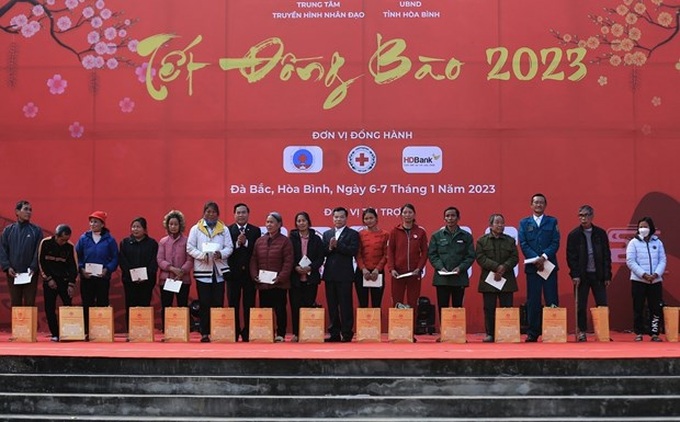 Trao các suất quà tết cho đồng bào khó khăn của huyện Đà Bắc tại chương trình “Tết đồng bào 2023”.