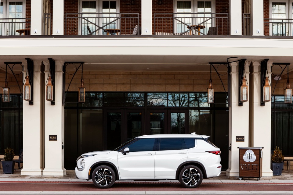 Mitsubishi Outlander 2022 ghi điểm về thiết kế, bị trừ điểm động cơ - 10 Mitsubishi Outlander 2022 ghi điểm về thiết kế, bị trừ điểm động cơ - 10
