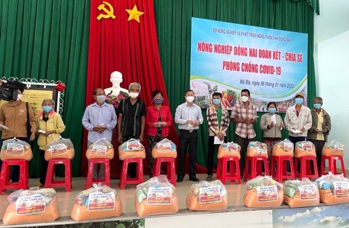 Các hộ dân có hoàn cảnh đặc biệt khó khăn, gia đình dân tộc thiểu số tại 2 xã thuộc vùng sâu vùng xa nhất của huyện Vĩnh Cửu vui mừng nhận quà xuân trước thềm năm mới 2022.