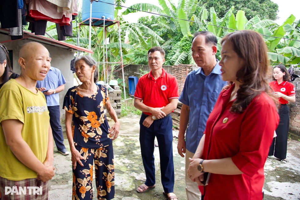 Trao gần 140 triệu đồng tới người phụ nữ mắc ung thư nuôi mẹ già bệnh tật - 2