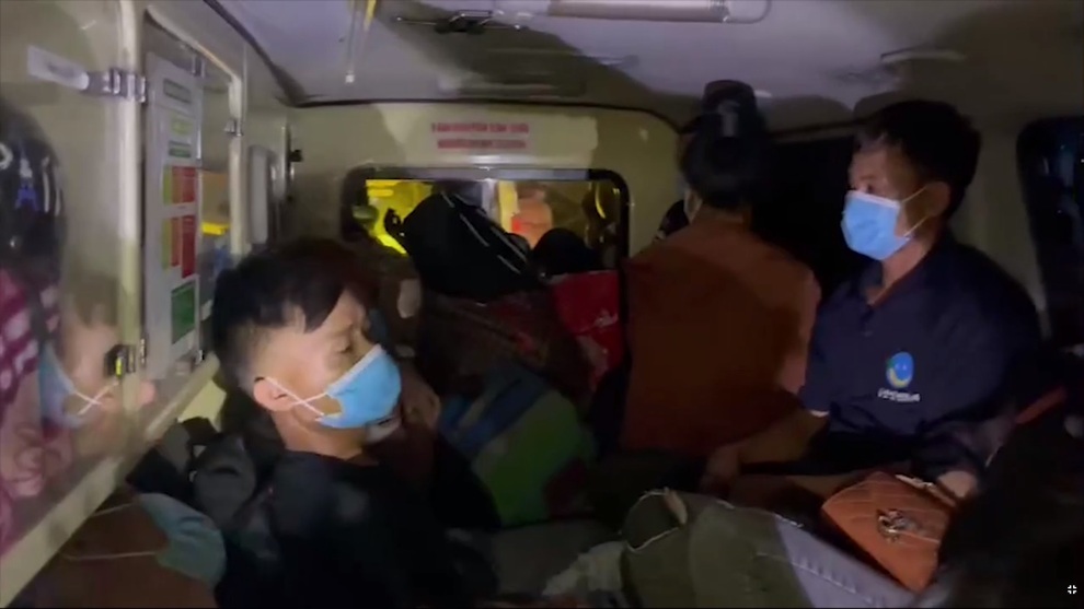 Thu 300.000 đồng/người, xe cứu thương nhét 12 người ở Bắc Ninh về Sơn La - 2 Thu 300.000 đồng/người, xe cứu thương nhét 12 người ở Bắc Ninh về Sơn La - 2
