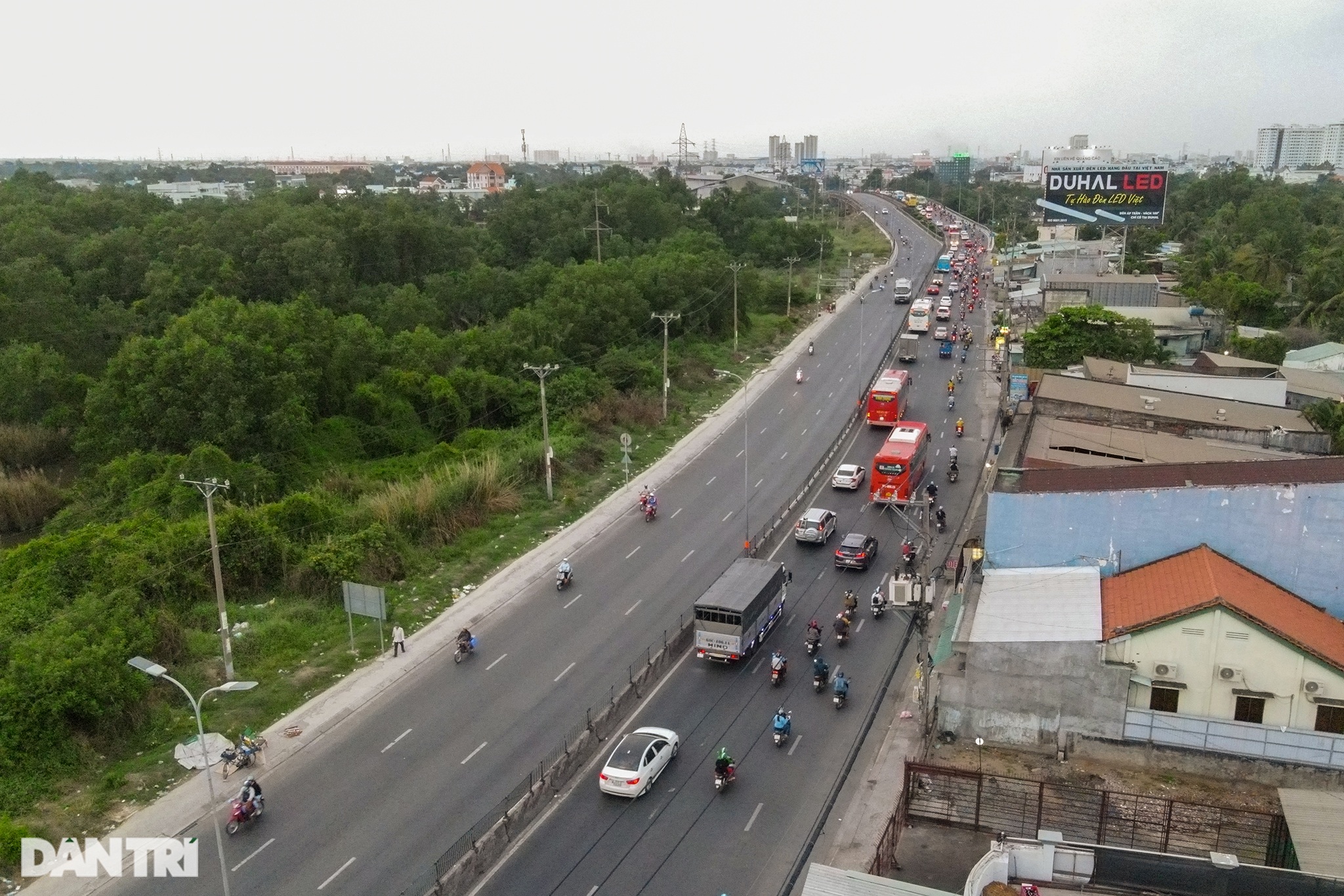 Người dân trở lại Sài Gòn sớm, giao thông cửa ngõ ùn tắc, hỗn loạn - 11 Người dân trở lại Sài Gòn sớm, giao thông cửa ngõ ùn tắc, hỗn loạn - 11