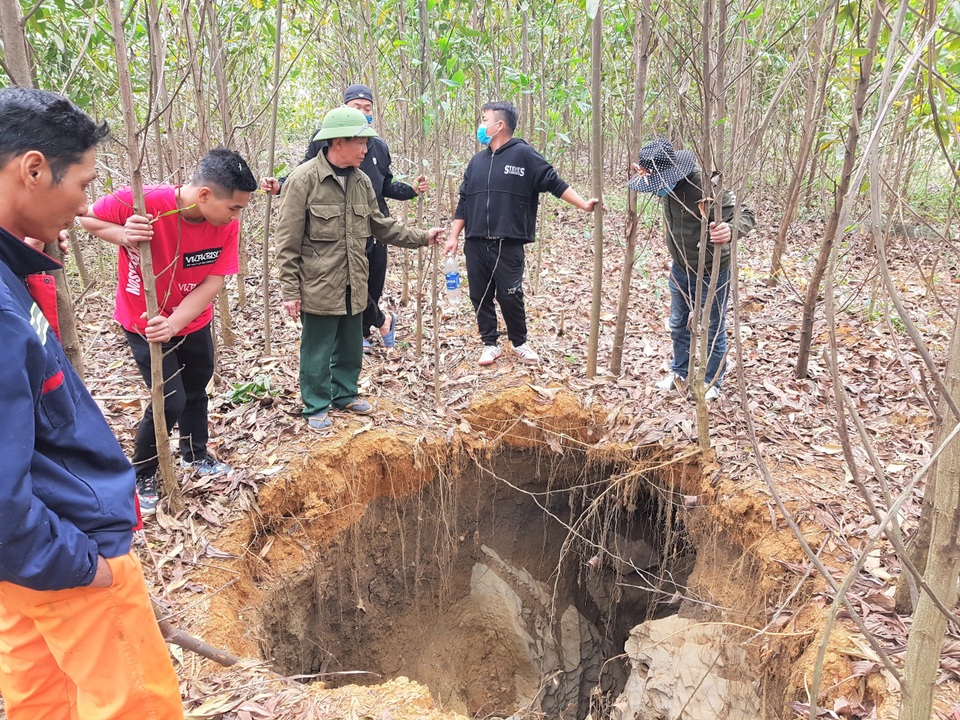 Nhiều hố tử thần kỳ lạ xuất hiện trên đồi keo - 1 Nhiều hố tử thần kỳ lạ xuất hiện trên đồi keo - 1