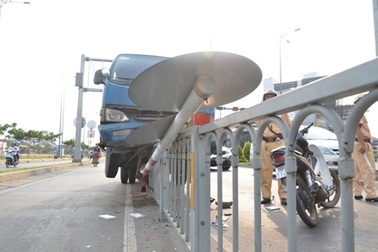 Xe tải leo lên dải phân cách, cuốn xe máy vào gầm