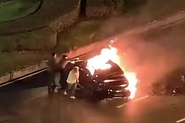 Xe điện Xiaomi bốc cháy sau va chạm, nỗ lực cứu người bất thành