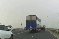 Ô tô con bị đâm văng từ đầu xe tải sang đầu xe khách như chuyền bóng