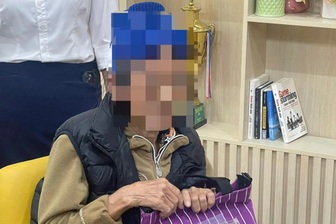 Bà lão bán vàng, quyết chuyển 2 tỷ đồng vì tin "con trai đang nguy kịch"