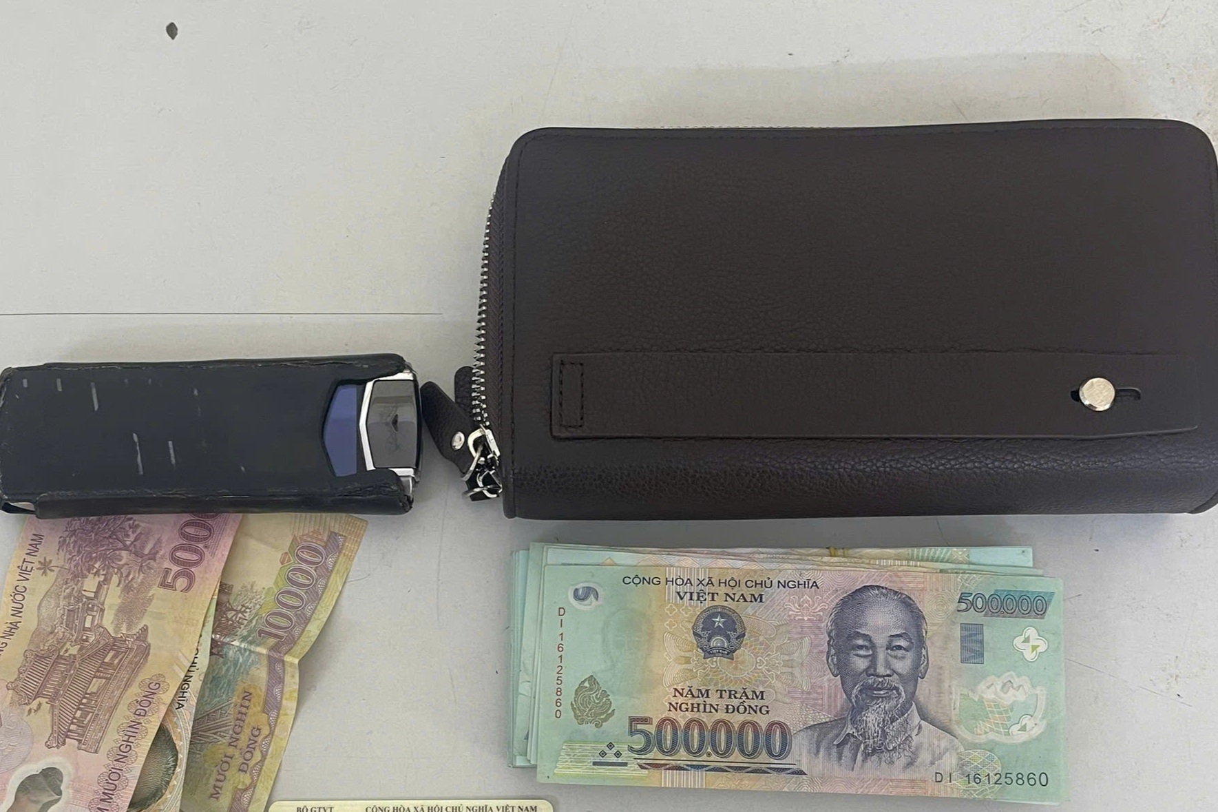 Az út szélére esett Vertu telefon megtalálta gazdáját - 1 Chiếc Vertu rơi bên đường tìm lại được chủ nhân - 1