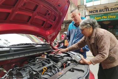 Người đàn bà hơn 50 năm làm nghề sửa chữa ô tô