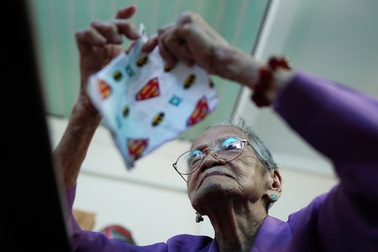 Mẹ Việt Nam anh hùng 95 tuổi cặm cụi may khẩu trang tặng người nghèo